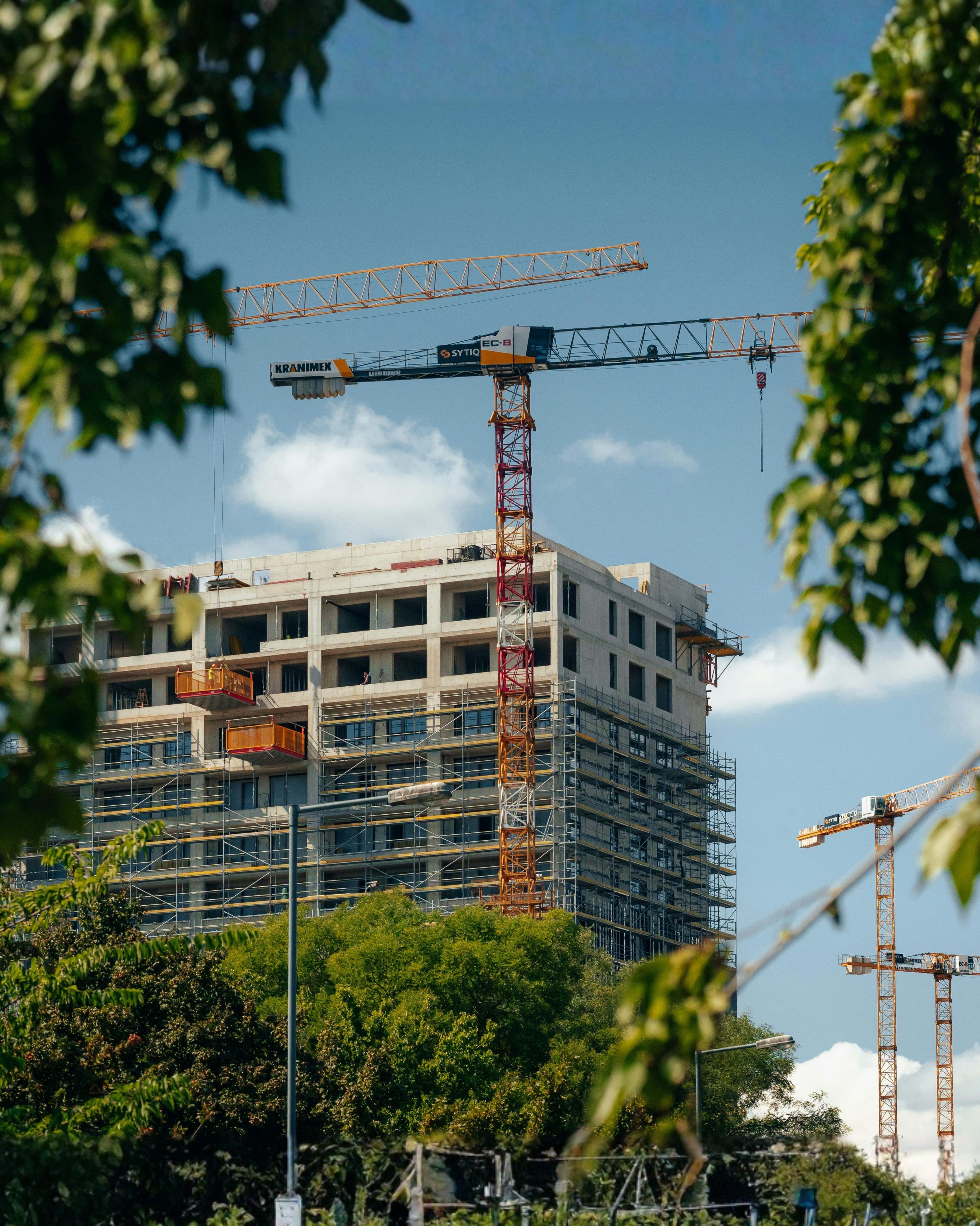 Edifício em construção com guindaste